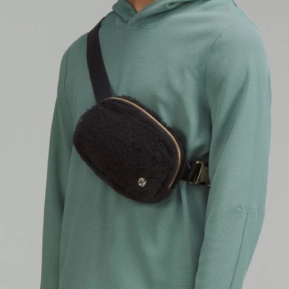 LULULEMON everywhere Fleece Belt Bag Black